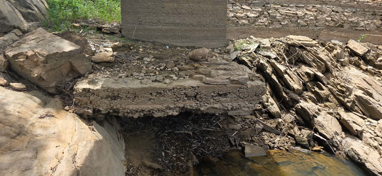 10 trụ cầu xây bằng đá, lớp vữa quanh các trụ cầu bị xói mòn, chỉ còn trơ đá. Mố cầu hai bên cũng bị nước cuốn trôi đất đá, tạo thành hàm ếch lớn. Dầm cầu, bê tông bị mủn, nhiều đoạn lộ cả sắt, tiềm ẩn nguy cơ đứt gãy, đổ sập bất cứ lúc nào.