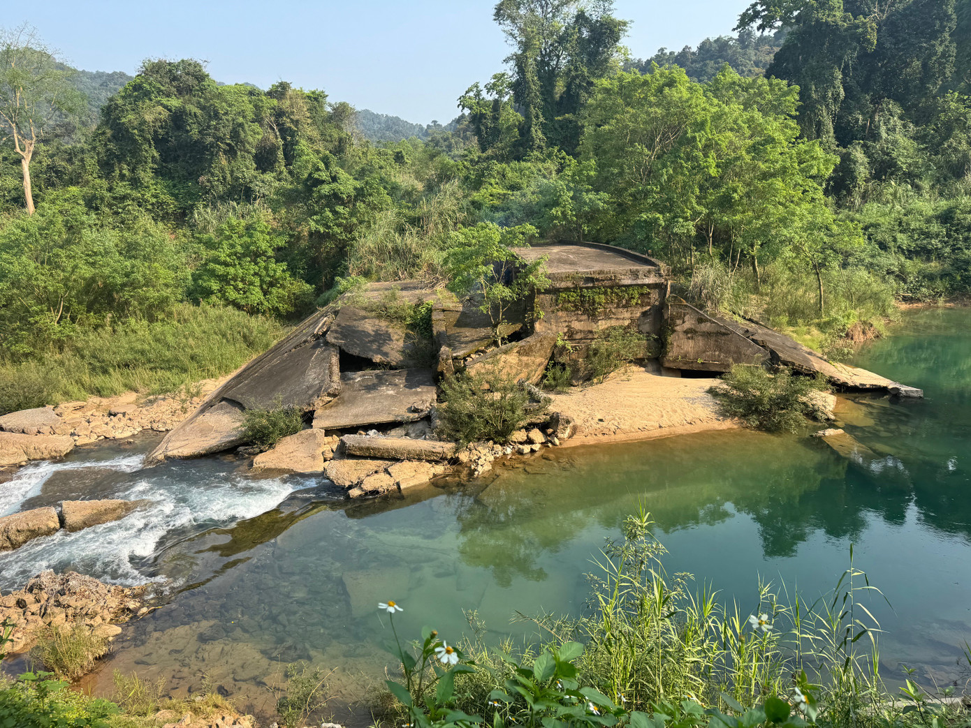 Những mảng bê tông nặng hàng tấn nằm chỏng chơ dưới lòng suối. Những mảng bê tông nặng hàng tấn nằm chỏng chơ dưới lòng suối.