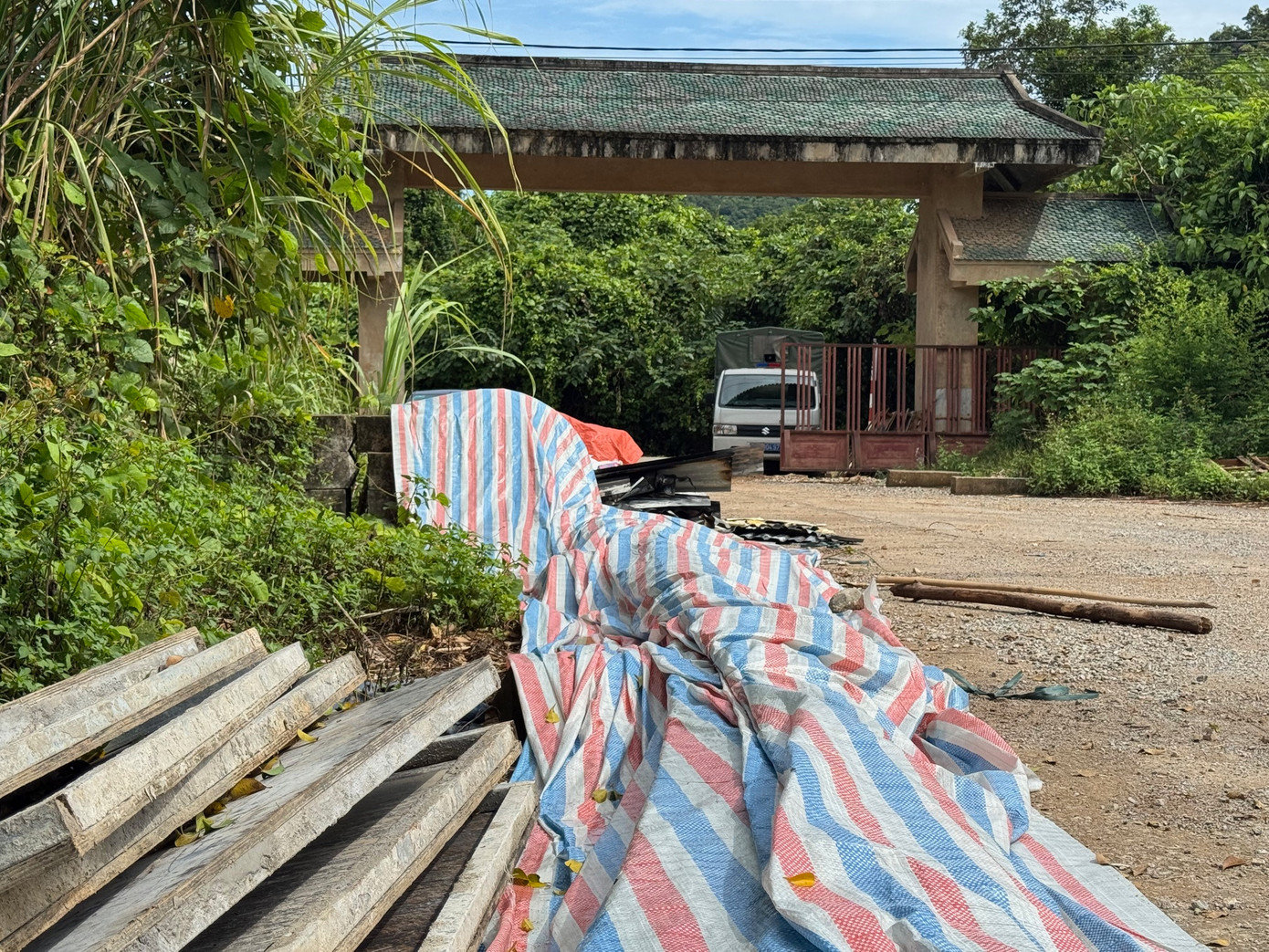 Ngay phía trong cổng là mặt bằng đúc cấu kiện của một doanh nghiệp đang nâng cấp Đường 20-Quyết Thắng. Ngay phía trong cổng là mặt bằng đúc cấu kiện của một doanh nghiệp đang nâng cấp Đường 20-Quyết Thắng.