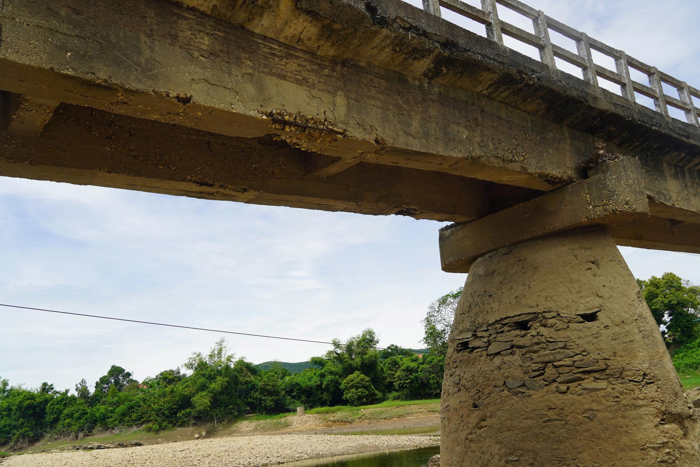 Theo lãnh đạo địa phương, để xây mới cầu này cần kinh phí hơn 60 tỉ đồng. Trong lúc đó, địa phương mới sáp nhập, còn khó khăn, không đủ nguồn lực để làm cầu mới. Vì vậy, địa phương đang đề nghị tỉnh hỗ trợ kinh phí để xây dựng cầu kiên cố, phục vụ người dân trên địa bàn đi lại, phục vụ sản xuất, đời sống.