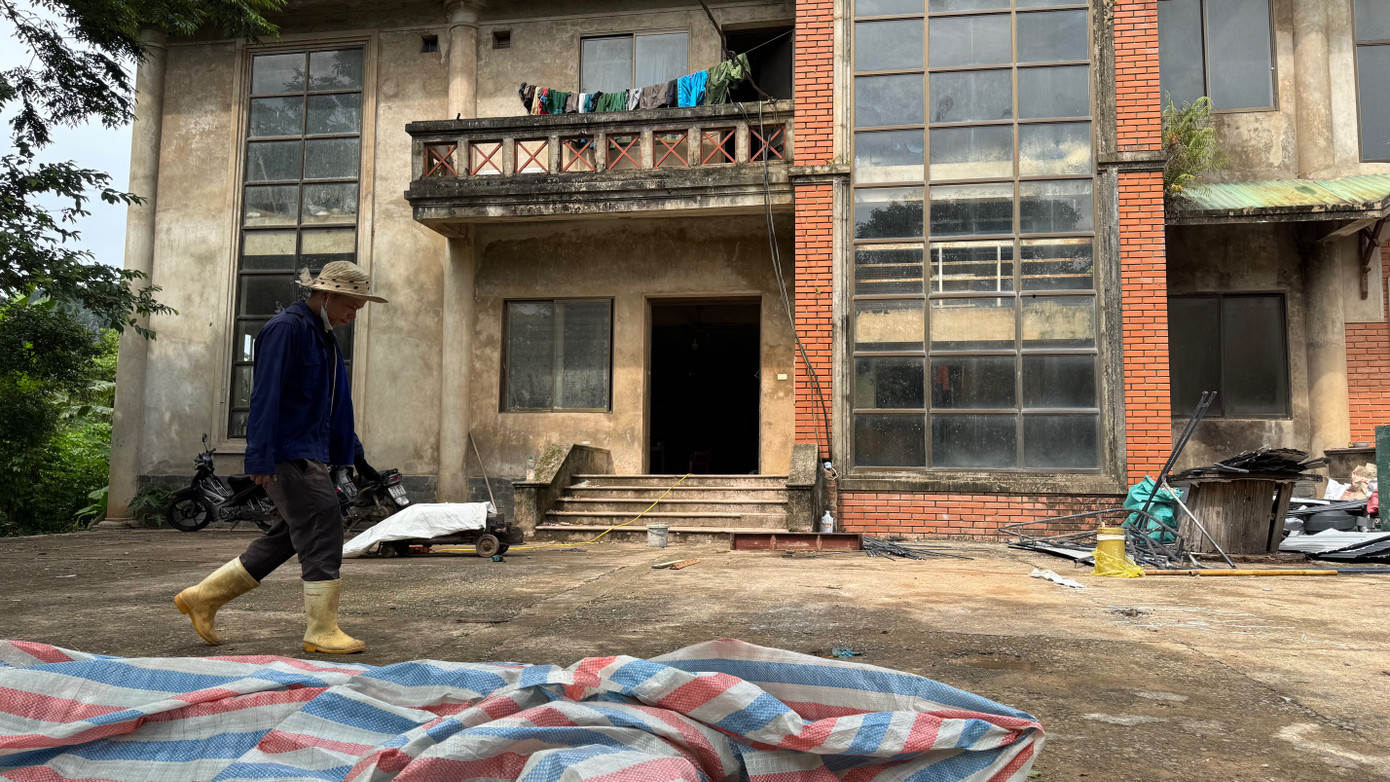 Chúng tôi bắt gặp 2 công nhân đang làm việc ở đây, họ nói đã thuê ngôi nhà này để làm mặt bằng để cất trữ vật liệu và sinh hoạt, ngủ, nghỉ. Chúng tôi bắt gặp 2 công nhân đang làm việc ở đây, họ nói đã thuê ngôi nhà này để làm mặt bằng để cất trữ vật liệu và sinh hoạt, ngủ, nghỉ.