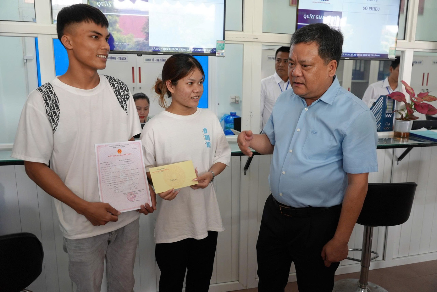 Chủ tịch UBND tỉnh Quảng Trị Trần Phong trò chuyện với đôi vợ chồng trẻ Hiếu-Nhất. Chủ tịch UBND tỉnh Quảng Trị Trần Phong trò chuyện với đôi vợ chồng trẻ Hiếu-Nhất.