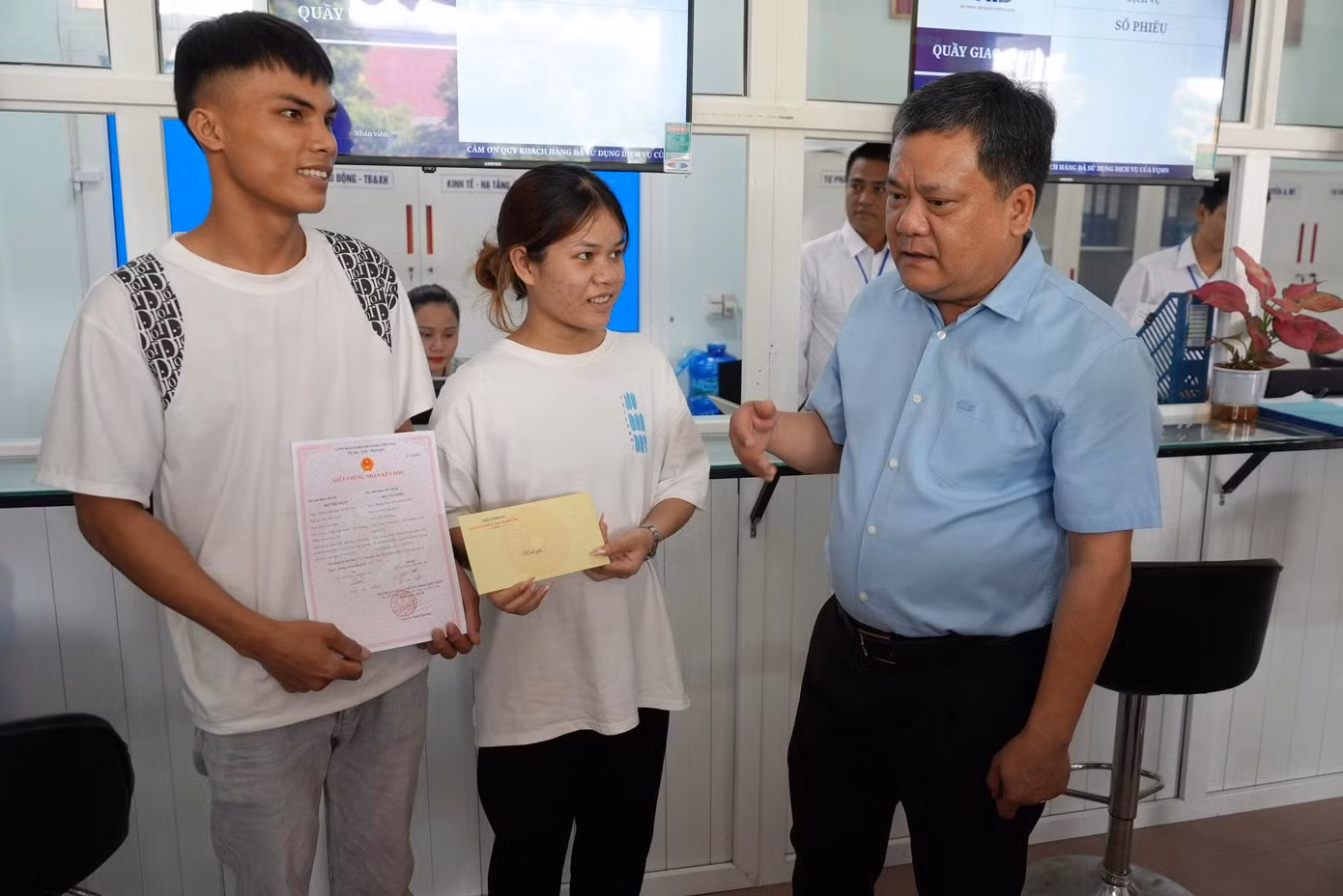 Chủ tịch UBND tỉnh Quảng Trị Trần Phong trò chuyện với đôi vợ chồng trẻ Hiếu-Nhất.
