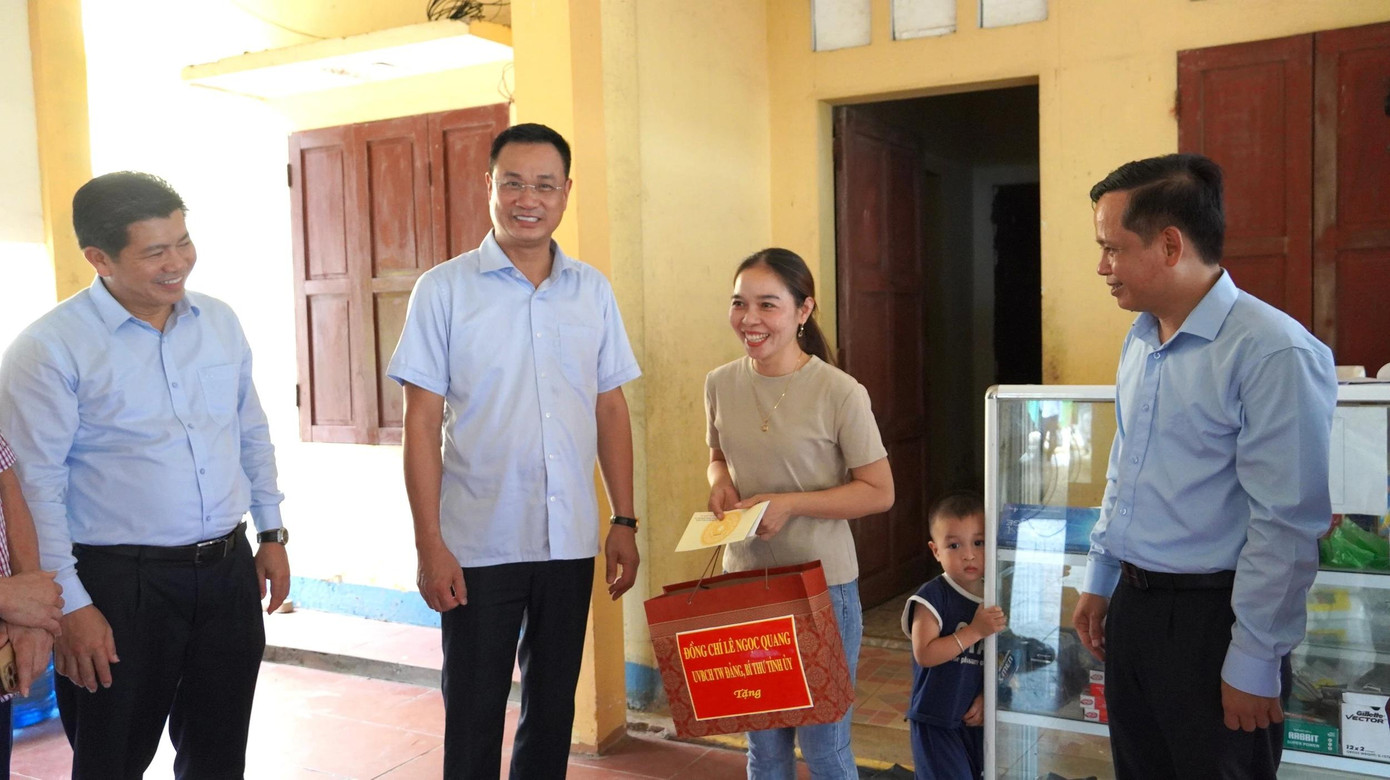 Bí thư Tỉnh uỷ Quảng Trị tặng quà người dân trên đảo.