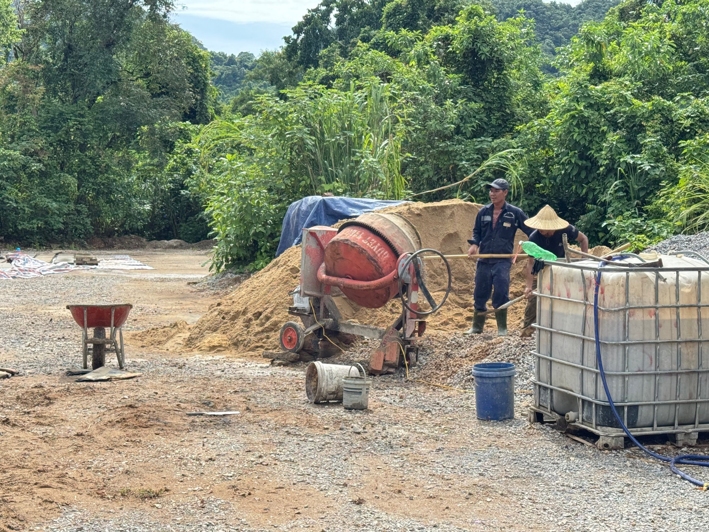 Ngay phía trong cổng là mặt bằng đúc cấu kiện của một doanh nghiệp đang nâng cấp Đường 20-Quyết Thắng. Ngay phía trong cổng là mặt bằng đúc cấu kiện của một doanh nghiệp đang nâng cấp Đường 20-Quyết Thắng.