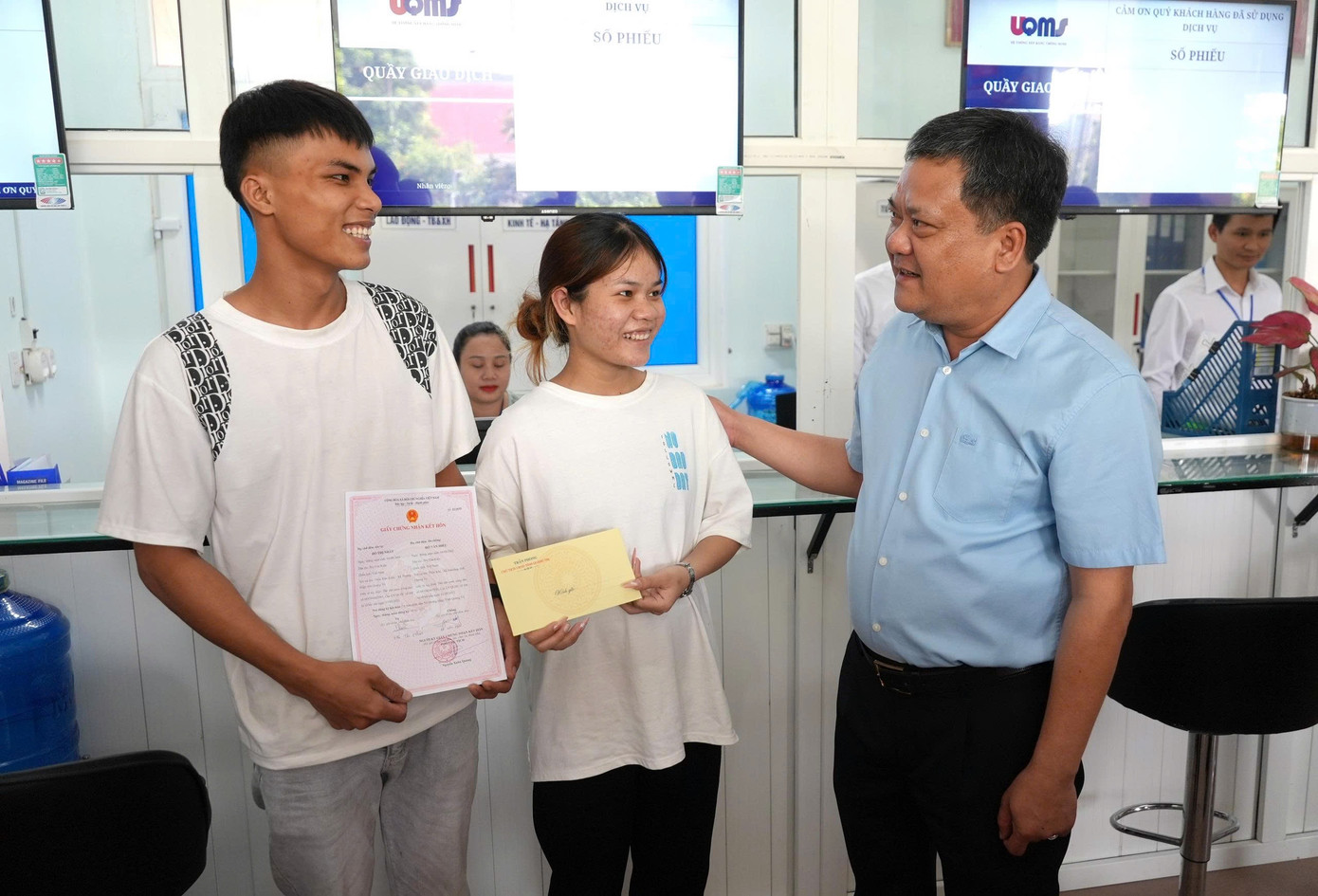 Anh Hiếu nói, vợ chồng anh sẽ mãi ghi nhớ khoảnh khắc này. Anh Hiếu nói, vợ chồng anh sẽ mãi ghi nhớ khoảnh khắc này.