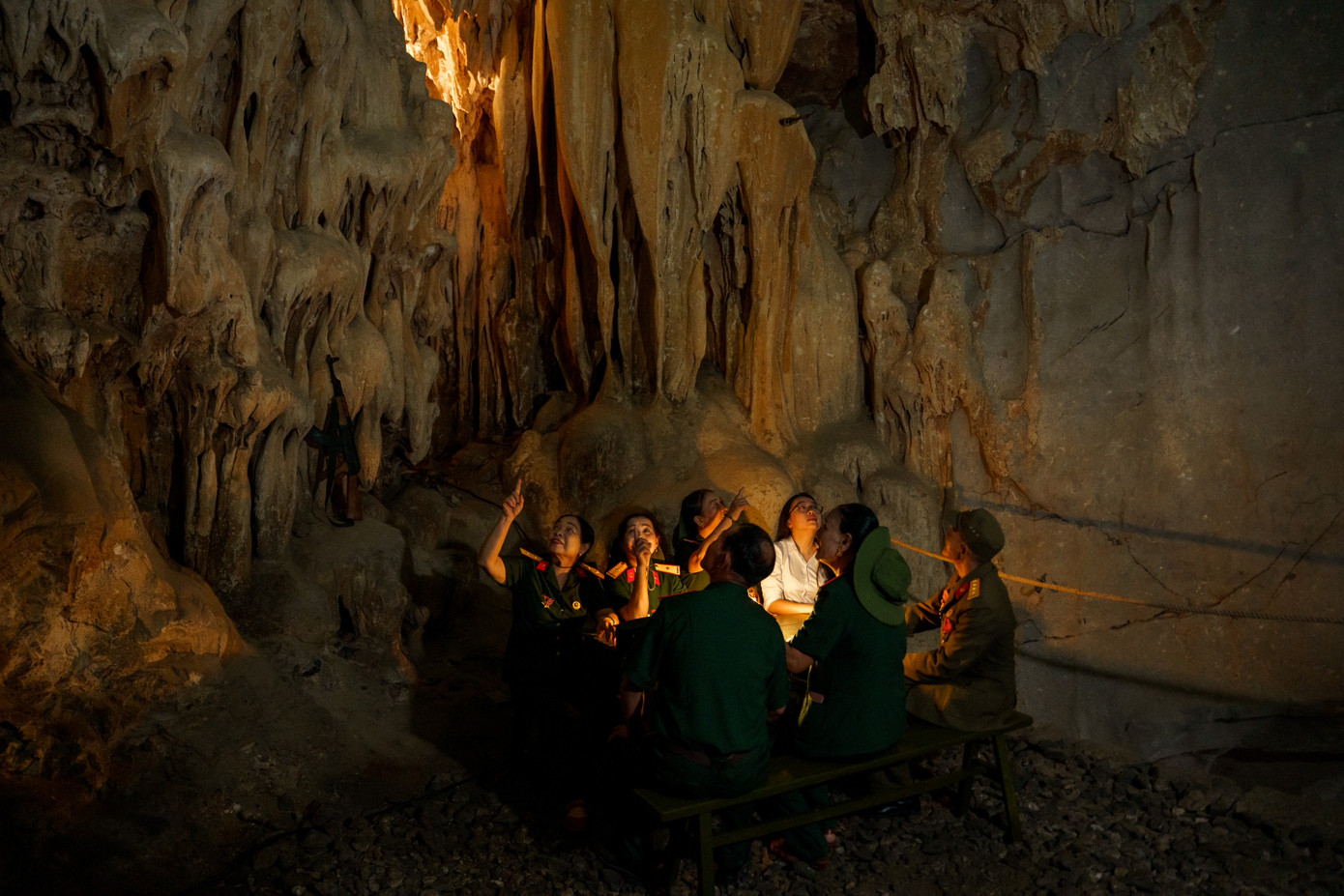 Bằng các bức tượng thạch cao, mỗi tầng trong Hang Chỉ huy được tái hiện như nó đã từng được Bộ đội Trường Sơn sử dụng trong chiến tranh chống Mỹ.