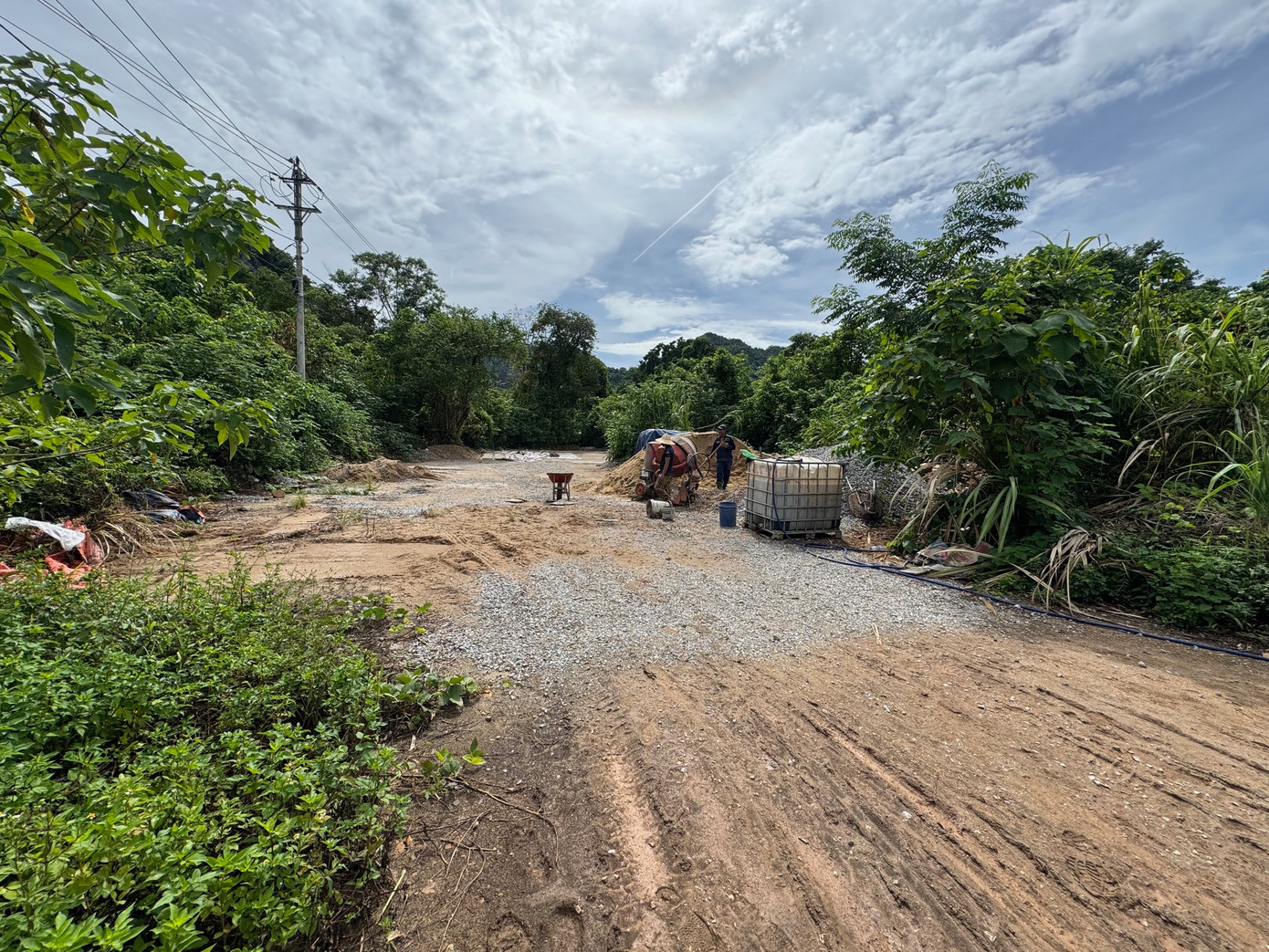 Ngay phía trong cổng là mặt bằng đúc cấu kiện của một doanh nghiệp đang nâng cấp Đường 20-Quyết Thắng. Ngay phía trong cổng là mặt bằng đúc cấu kiện của một doanh nghiệp đang nâng cấp Đường 20-Quyết Thắng.