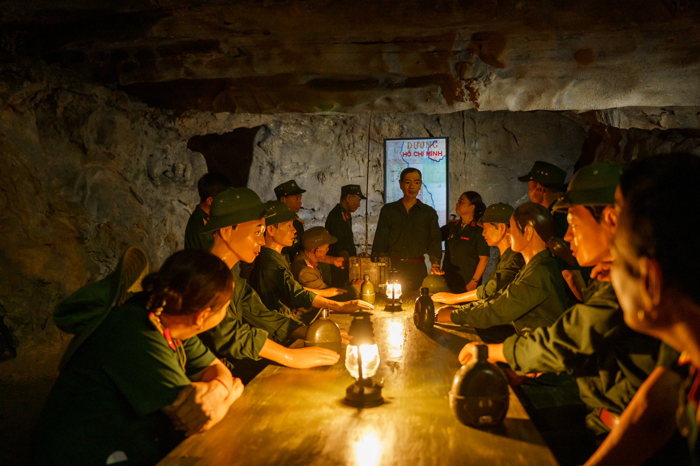 Bằng các bức tượng thạch cao, mỗi tầng trong Hang Chỉ huy được tái hiện như nó đã từng được Bộ đội Trường Sơn sử dụng trong chiến tranh chống Mỹ.