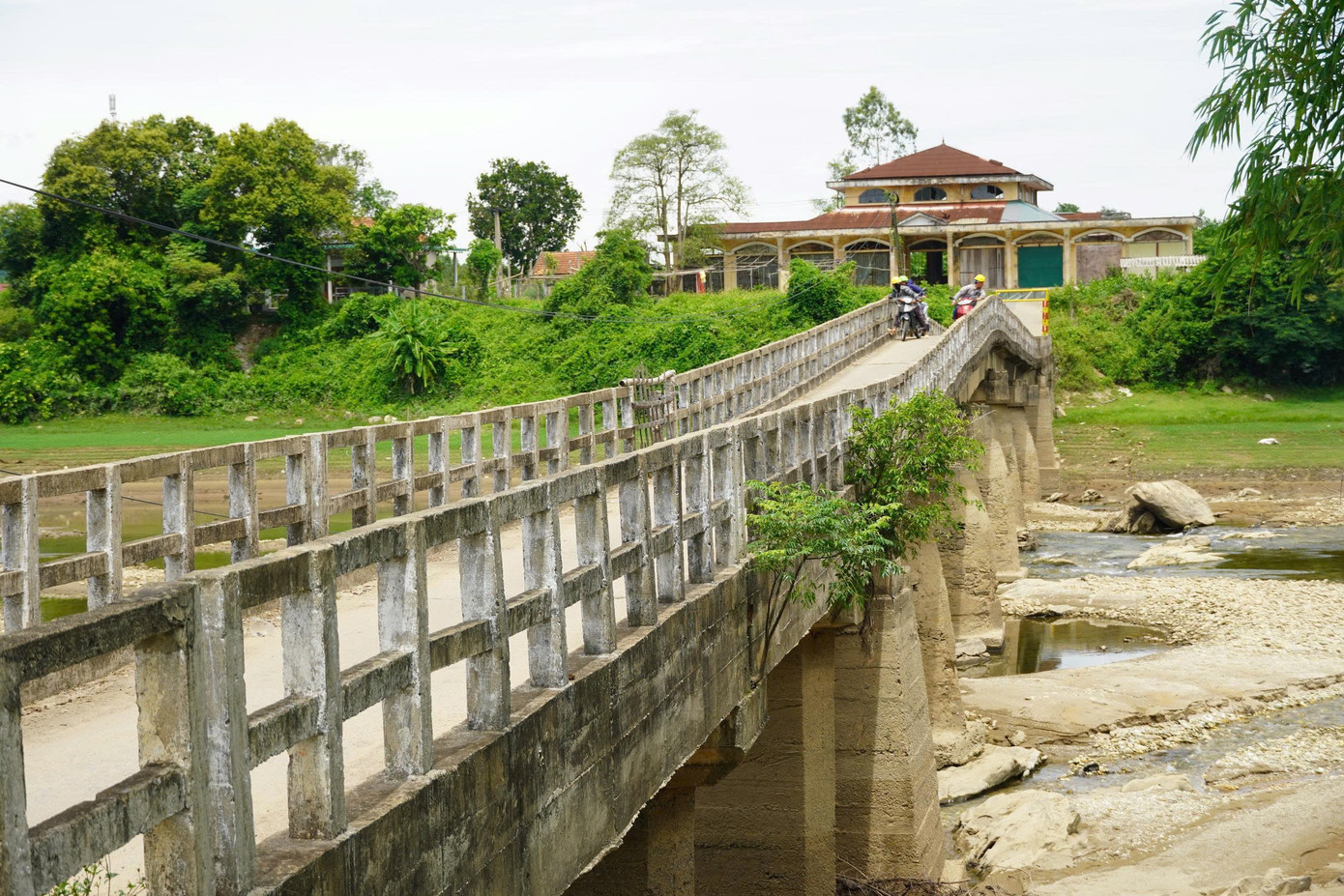 Theo lãnh đạo địa phương, để xây mới cầu này cần kinh phí hơn 60 tỉ đồng. Trong lúc đó, địa phương mới sáp nhập, còn khó khăn, không đủ nguồn lực để làm cầu mới. Vì vậy, địa phương đang đề nghị tỉnh hỗ trợ kinh phí để xây dựng cầu kiên cố, phục vụ người dân trên địa bàn đi lại, phục vụ sản xuất, đời sống.