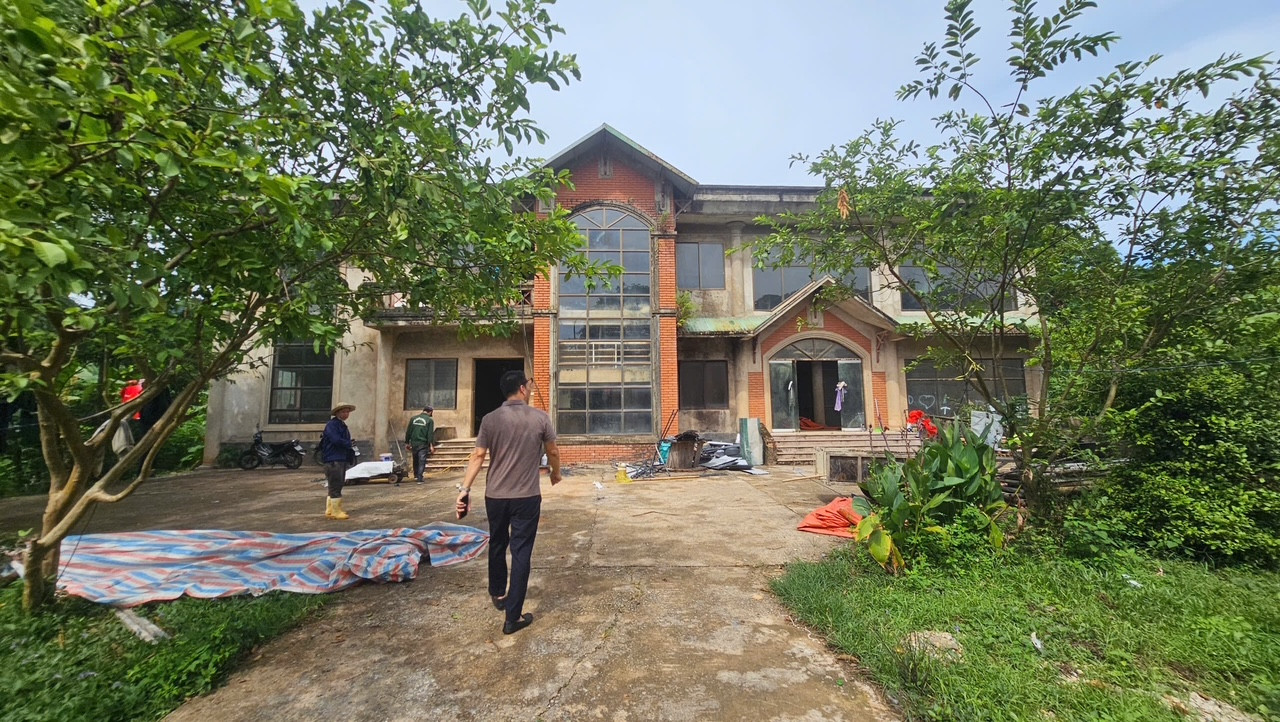 Chúng tôi bắt gặp 2 công nhân đang làm việc ở đây, họ nói đã thuê ngôi nhà này để làm mặt bằng để cất trữ vật liệu và sinh hoạt, ngủ, nghỉ. Chúng tôi bắt gặp 2 công nhân đang làm việc ở đây, họ nói đã thuê ngôi nhà này để làm mặt bằng để cất trữ vật liệu và sinh hoạt, ngủ, nghỉ.