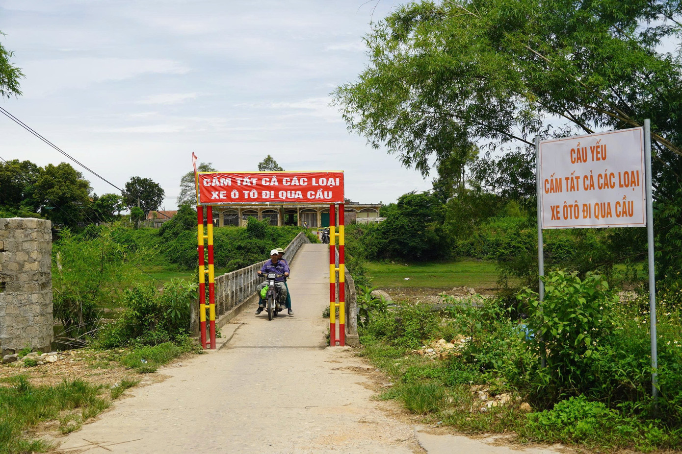 Trước thực trạng nói trên, địa phương đã cắm biển cấm các loại ô tô đi qua cầu. Tuy nhiên việc lưu thông qua cầu bằng xe máy, xe đạp, hoặc đi bộ chưa hẳn đã an toàn do cây cầu có thể đổ sập bất cứ lúc nào.