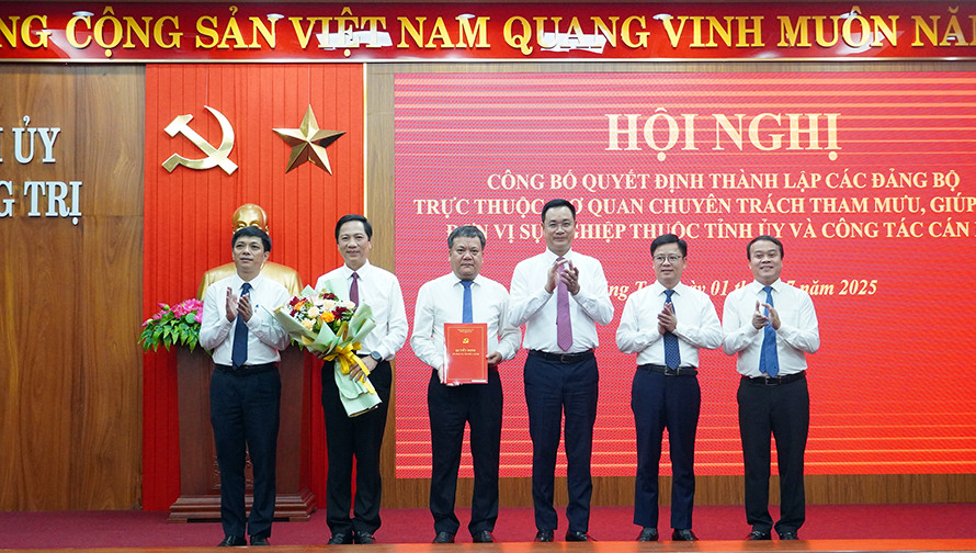 Bí thư Tỉnh uỷ Quảng Trị Lê Ngọc Quang trao quyết định thành lập Đảng bộ UBND tỉnh Quảng Trị.