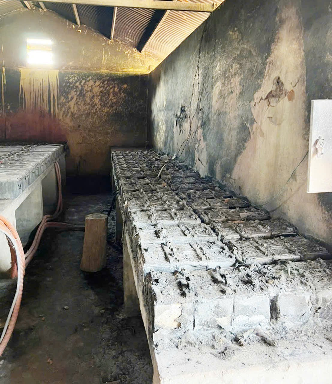 Hàng trăm ắc quy bị thiêu rụi do chập cháy.