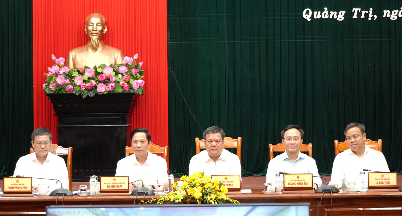 Chủ tịch UBND tỉnh Quảng Trị Trần Phong (giữa) cùng các Phó Chủ tịch điều hành phiên họp thường kỳ UBND tỉnh Quảng Trị lần đầu tiên sau hợp nhất.