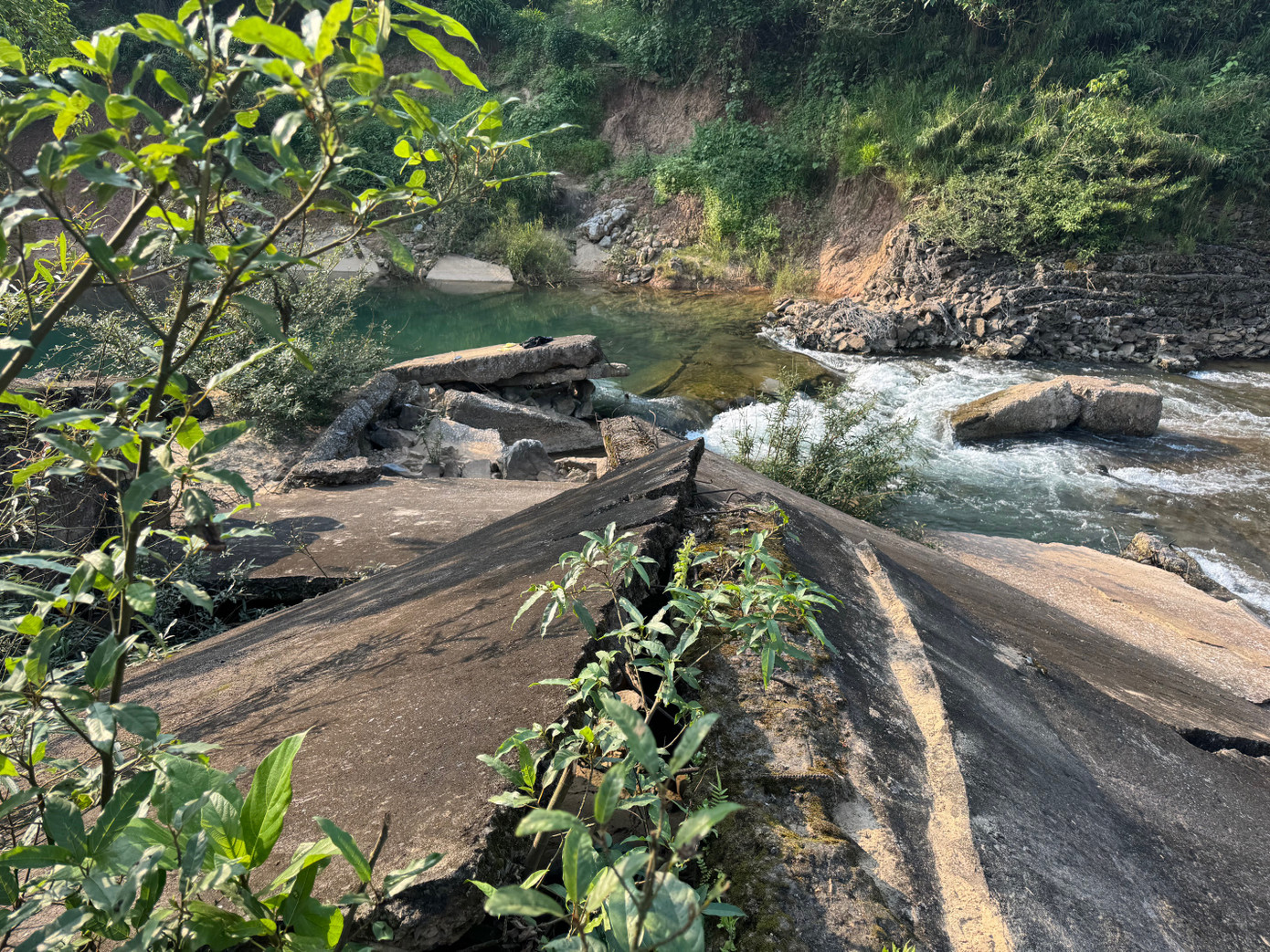 Những mảng bê tông nặng hàng tấn nằm chỏng chơ dưới lòng suối. Những mảng bê tông nặng hàng tấn nằm chỏng chơ dưới lòng suối.