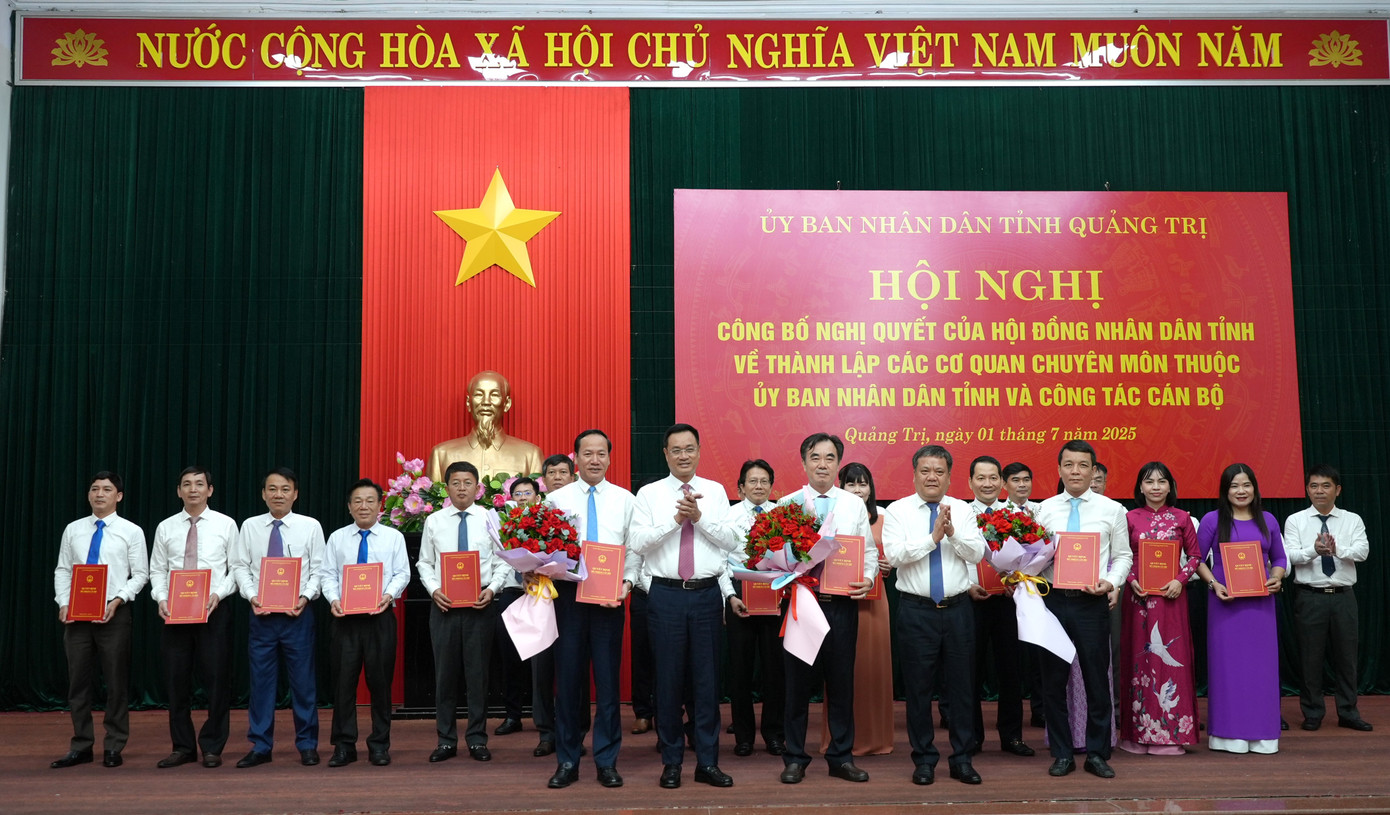 Bí thư Tỉnh uỷ Lê Ngọc Quang và Chủ tịch UBND tỉnh Trần Phong trao quyết định và tặng hoa chúc mừng lãnh đạo các Sở, ngành.