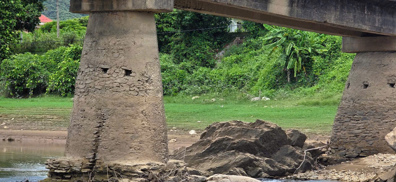 10 trụ cầu xây bằng đá, lớp vữa quanh các trụ cầu bị xói mòn, chỉ còn trơ đá. Mố cầu hai bên cũng bị nước cuốn trôi đất đá, tạo thành hàm ếch lớn. Dầm cầu, bê tông bị mủn, nhiều đoạn lộ cả sắt, tiềm ẩn nguy cơ đứt gãy, đổ sập bất cứ lúc nào.