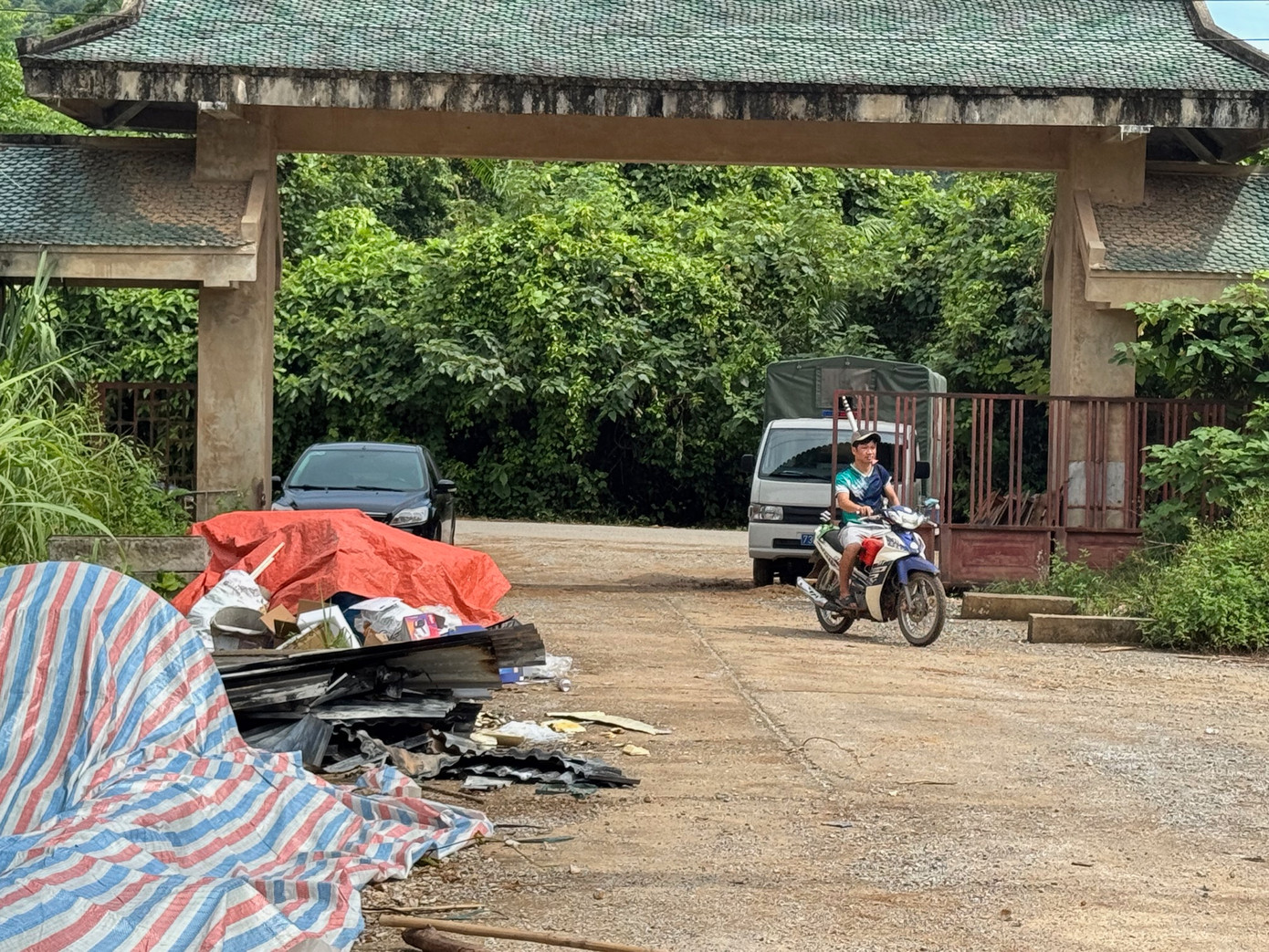 Ngay phía trong cổng là mặt bằng đúc cấu kiện của một doanh nghiệp đang nâng cấp Đường 20-Quyết Thắng. Ngay phía trong cổng là mặt bằng đúc cấu kiện của một doanh nghiệp đang nâng cấp Đường 20-Quyết Thắng.