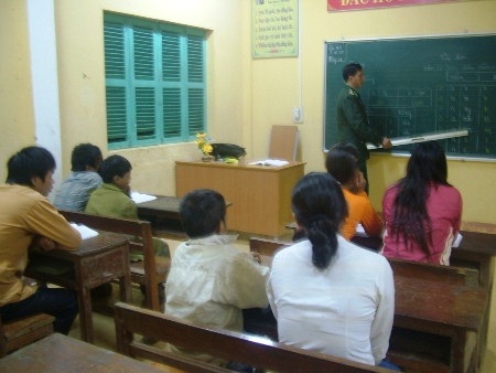 Thiếu tá Bùi Đức Sử đang dạy từng phép tính, con số cho các học viên.