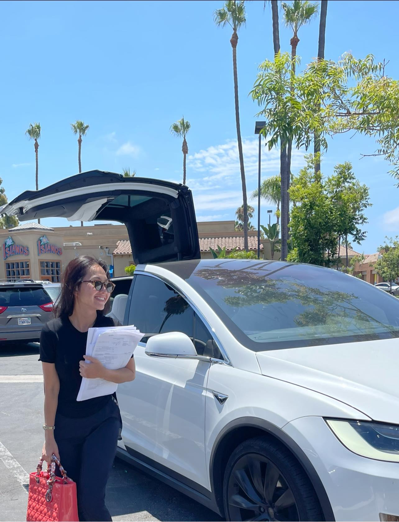 "Út Ráng" còn thử sức ở lĩnh vực kinh doanh và gặt hái được nhiều thành công. "Út Ráng" còn thử sức ở lĩnh vực kinh doanh và gặt hái được nhiều thành công.