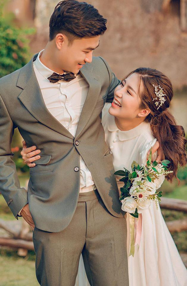 Năm 2019, Duy Hưng bất ngờ tổ chức đám cưới với Huyền Nguyễn.