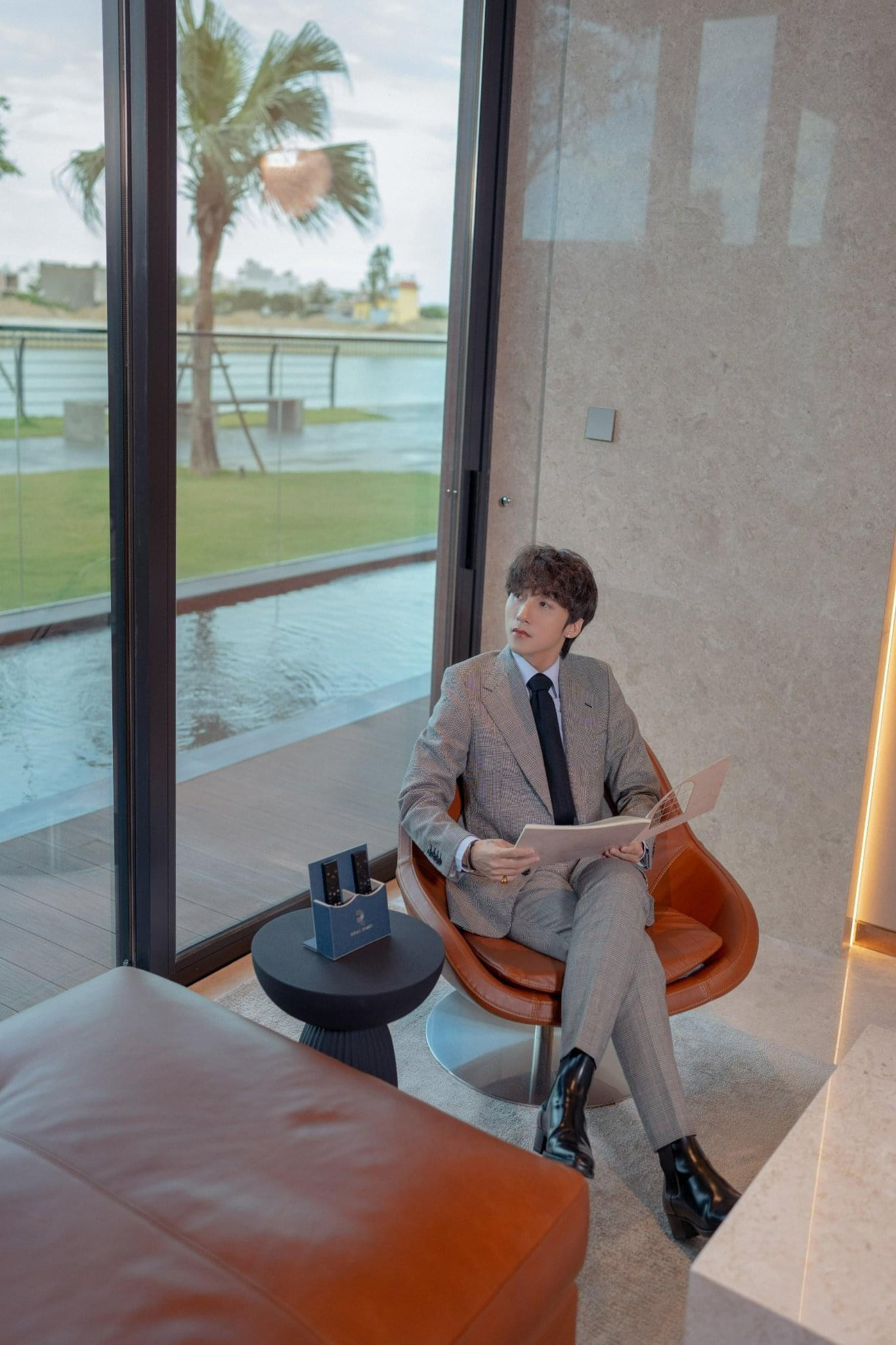 Sơn Tùng từng chia sẻ rằng, trước đó anh không hề biết đến việc MONO có ca khúc debut. Sơn Tùng từng chia sẻ rằng, trước đó anh không hề biết đến việc MONO có ca khúc debut.