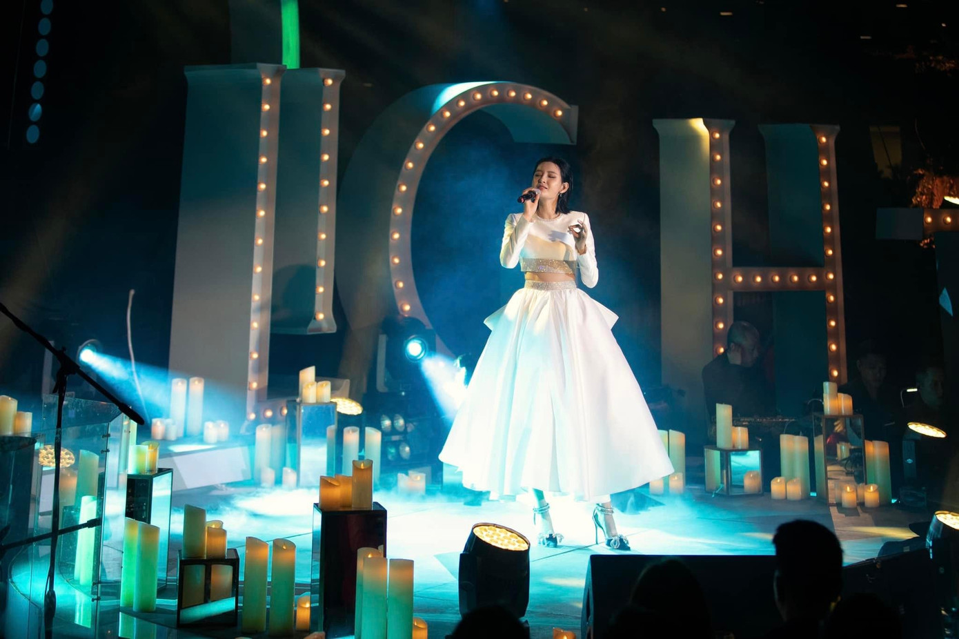 Trước khi vướng vào lùm xùm tình ái, Hiền Hồ sở hữu loạt hit "đốn tim" khán giả. Trước khi vướng vào lùm xùm tình ái, Hiền Hồ sở hữu loạt hit "đốn tim" khán giả.