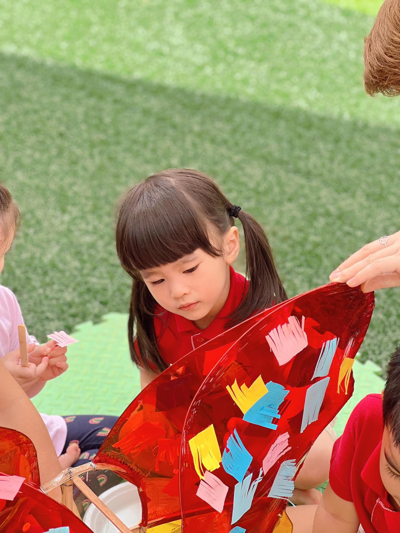 Thiên thần nhỏ nhà Tú Vi tự tay chuẩn bị lồng đèn cho đêm Trung Thu.