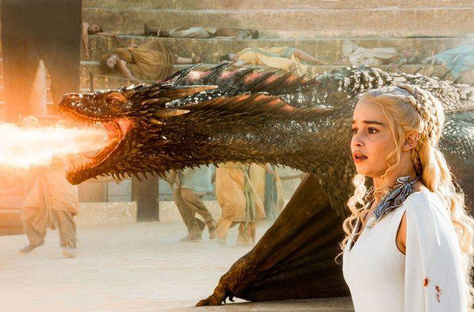 Daenerys còn đươc mệnh danh là “nữ hoàng của tro tàn”. Daenerys còn đươc mệnh danh là “nữ hoàng của tro tàn”.