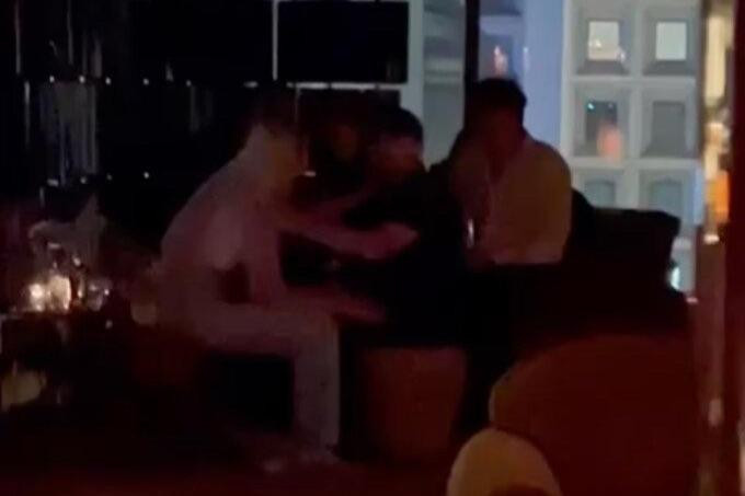 Gigi Hadid và Leonardo Dicaprio bị bắt gặp hẹn hò ở New York. Gigi Hadid và Leonardo Dicaprio bị bắt gặp hẹn hò ở New York.