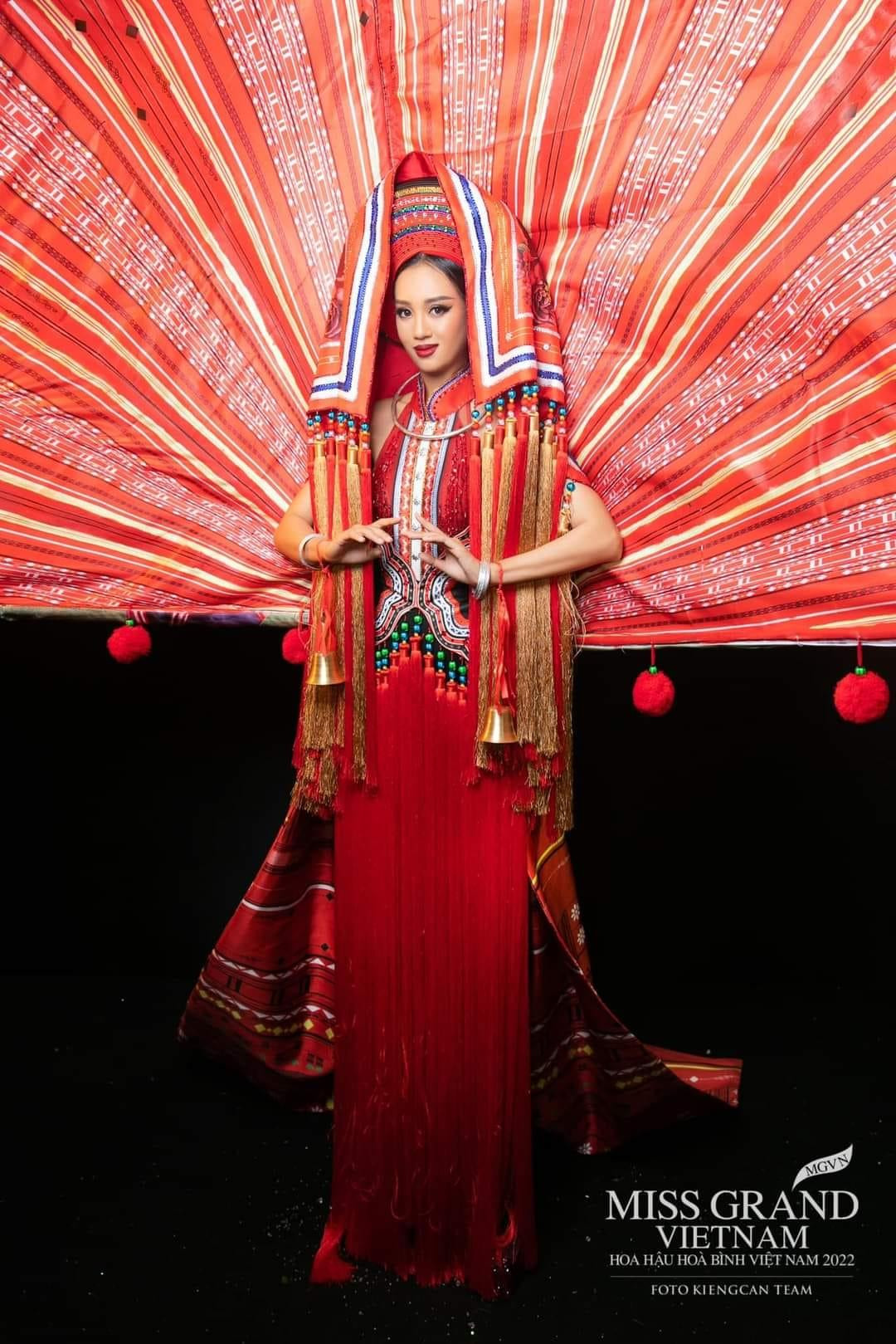 Trước đó, bộ trang phục "Cô em Dao Đỏ" được công bố là National Costume của Bảo Ngọc tại cuộc thi năm nay.