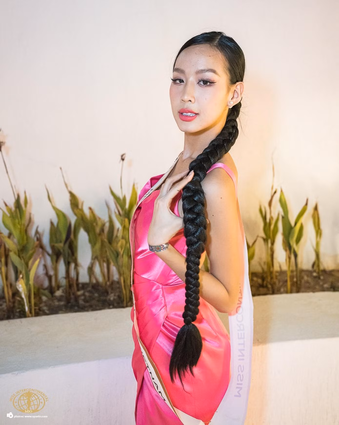 Trang phục Bảo Ngọc diện khi tham gia Miss Intercontinental 2022 không cắt xẻ quá đà nhưng vẫn gây ấn tượng bởi kiểu dáng đơn giản, sang trọng.