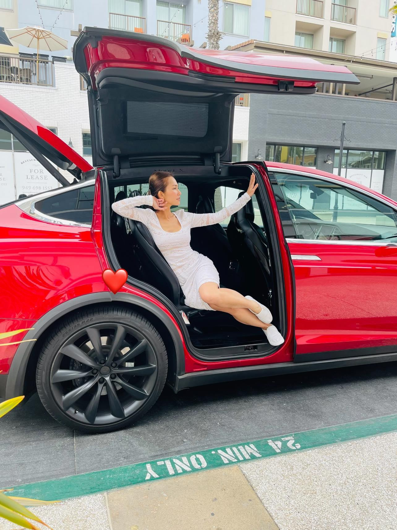 Kim Hiền thường xuyên khoe những chiếc túi hàng hiệu cùng con xế xịn mà cô đã "chốt đơn". Kim Hiền thường xuyên khoe những chiếc túi hàng hiệu cùng con xế xịn mà cô đã "chốt đơn".