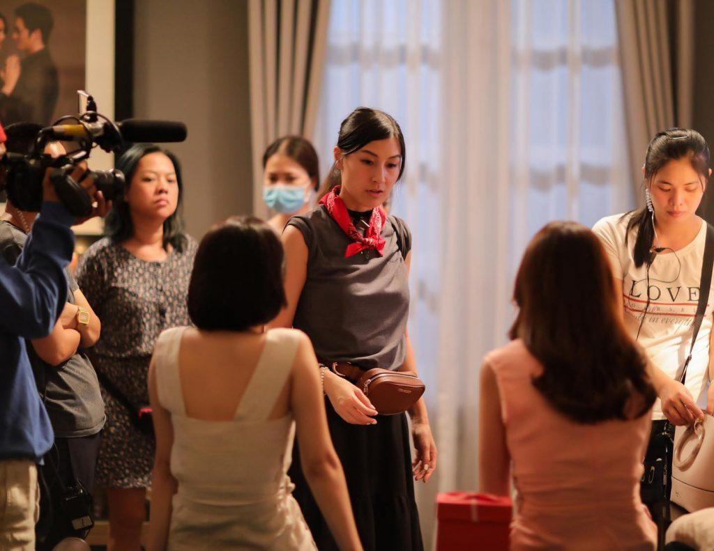 Kathy Uyên được biết đến là một diễn viên, đạo diễn, nhà sản xuất nổi tiếng với loạt phim như Chị Chị Em Em, Âm Mưu Giày Gót Nhọn,… Kathy Uyên được biết đến là một diễn viên, đạo diễn, nhà sản xuất nổi tiếng với loạt phim như Chị Chị Em Em, Âm Mưu Giày Gót Nhọn,…