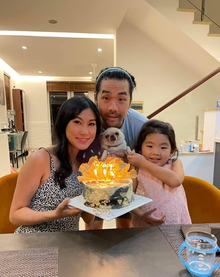 Hiện tại, Kathy Uyên đang có cuộc sống viên mãn bên chồng con. Hiện tại, Kathy Uyên đang có cuộc sống viên mãn bên chồng con.