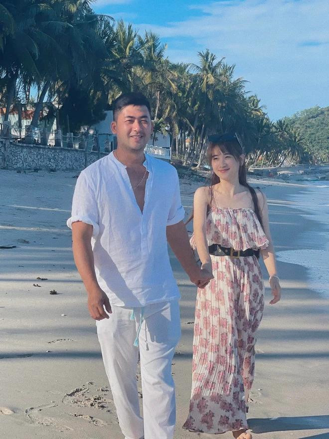 Chỉ vào những dịp đặc biệt, anh mới chia sẻ hình ảnh tình cảm bên bà xã.