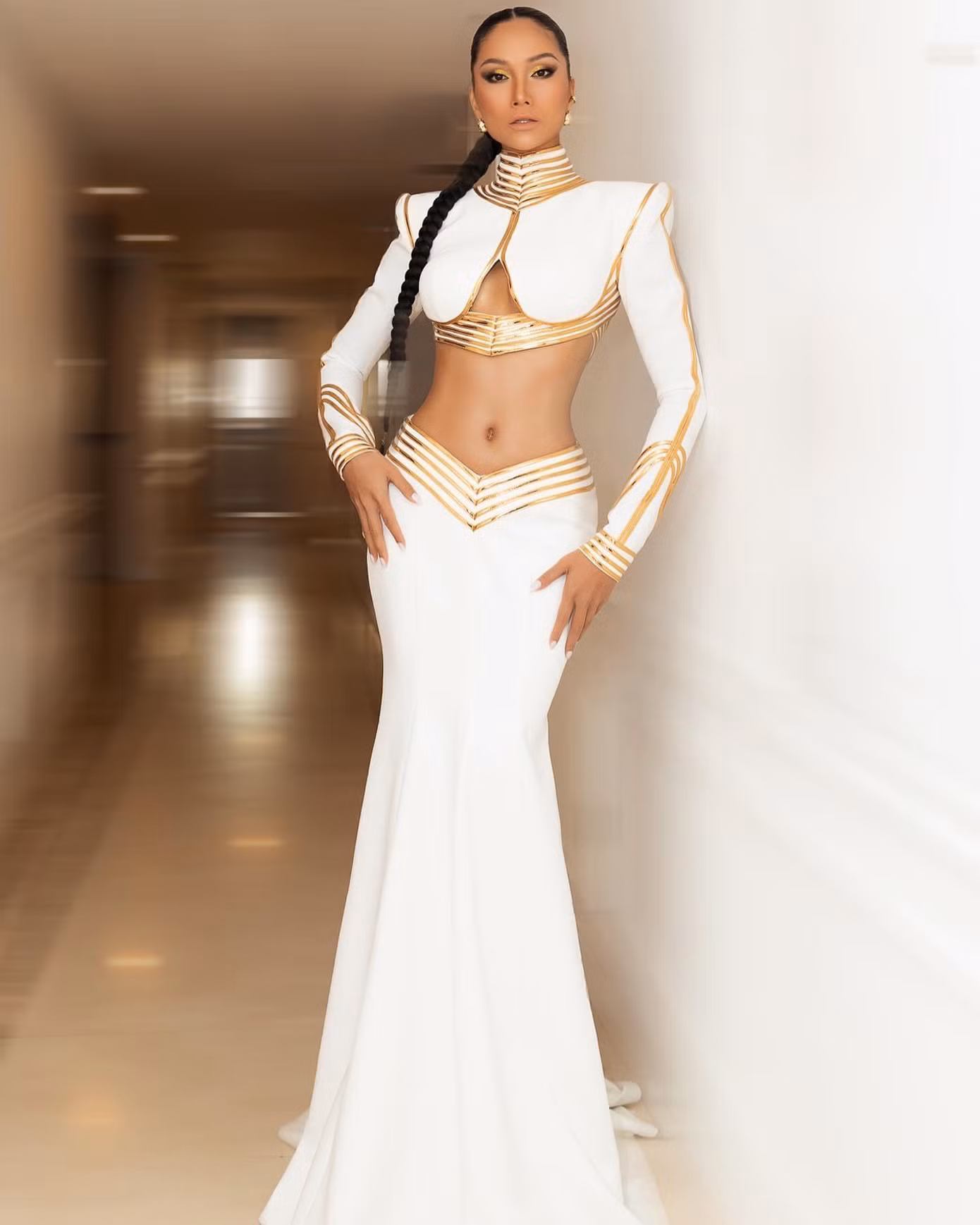 Mẫu đầm giúp H'Hen Niê trở thành tâm điểm trong đêm Chung kết Miss Peace Vietnam 2022.