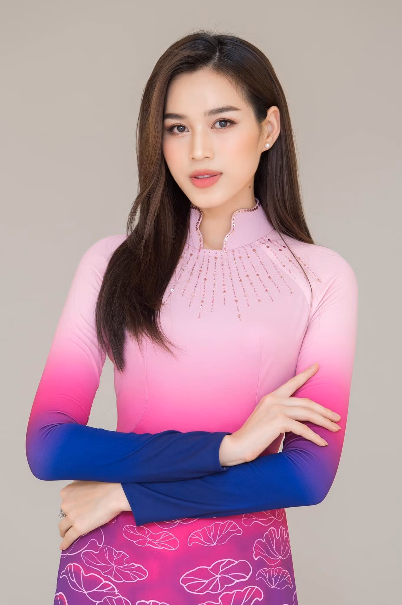 Nàng hậu khéo léo lựa chọn kiểu tóc tự nhiên và trang điểm tone nude tạo thần thái thanh lịch.