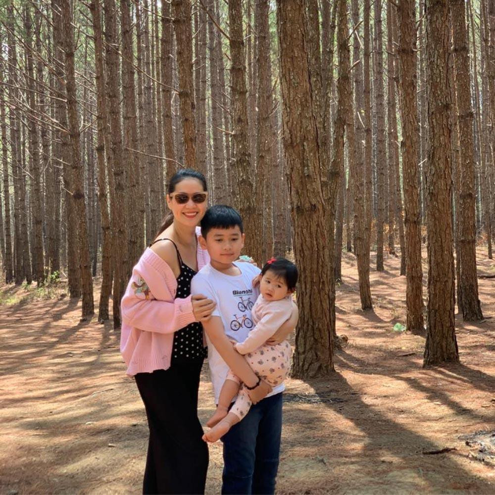 Hiện tại, Thân Thúy Hà đang có cuộc sống bình yên cùng 2 con. Hiện tại, Thân Thúy Hà đang có cuộc sống bình yên cùng 2 con.