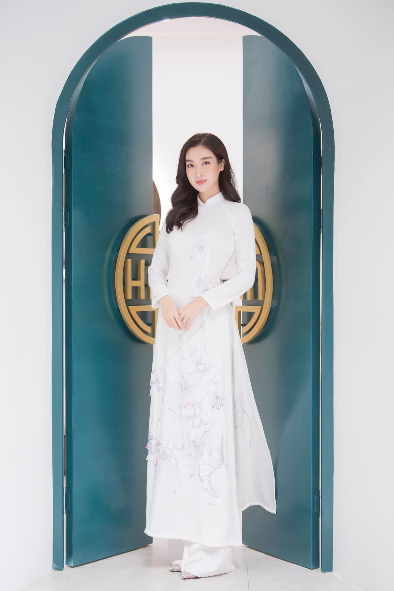 Bộ áo dài trắng tinh khôi với họa tiết hoa sen bạc tinh tế làm nổi bật vẻ đẹp truyền thống. Bộ áo dài trắng tinh khôi với họa tiết hoa sen bạc tinh tế làm nổi bật vẻ đẹp truyền thống.