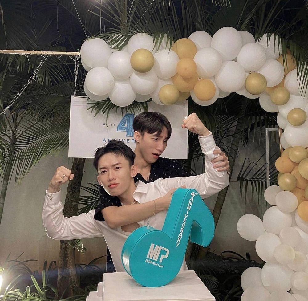 Sơn Tùng M-TP và Kay Trần từng là những người bạn thân thiết. Sơn Tùng M-TP và Kay Trần từng là những người bạn thân thiết.