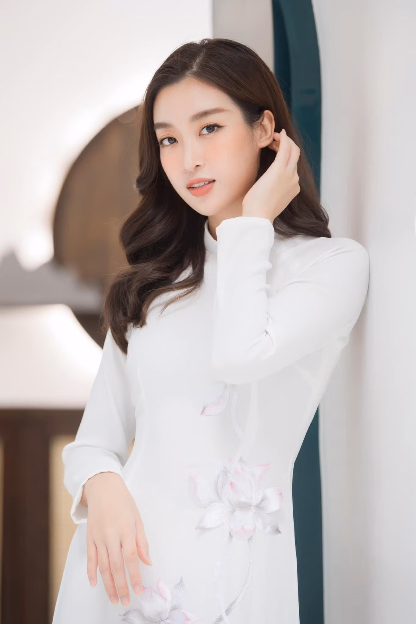 Nàng hậu chọn kiểu tóc đơn giản, tone make up nhẹ nhàng tôn lên làn da trắng sứ.