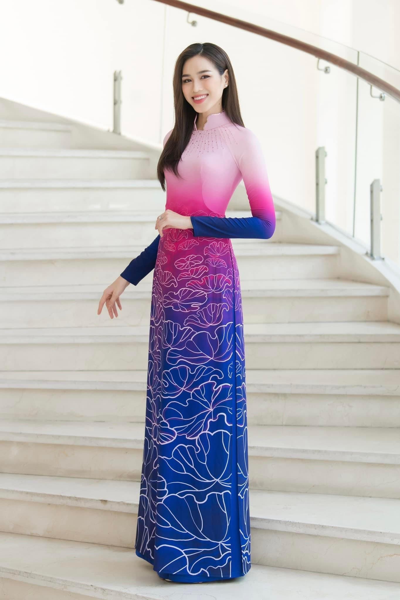 Đỗ Thị Hà diện bộ áo dài được lấy cảm hứng từ bông hoa sen với tông màu hồng ở phần thân trên kết hợp ăn ý với màu xanh ở dưới tạo hiệu ứng đầm sen bát ngát. Đỗ Thị Hà diện bộ áo dài được lấy cảm hứng từ bông hoa sen với tông màu hồng ở phần thân trên kết hợp ăn ý với màu xanh ở dưới tạo hiệu ứng đầm sen bát ngát.