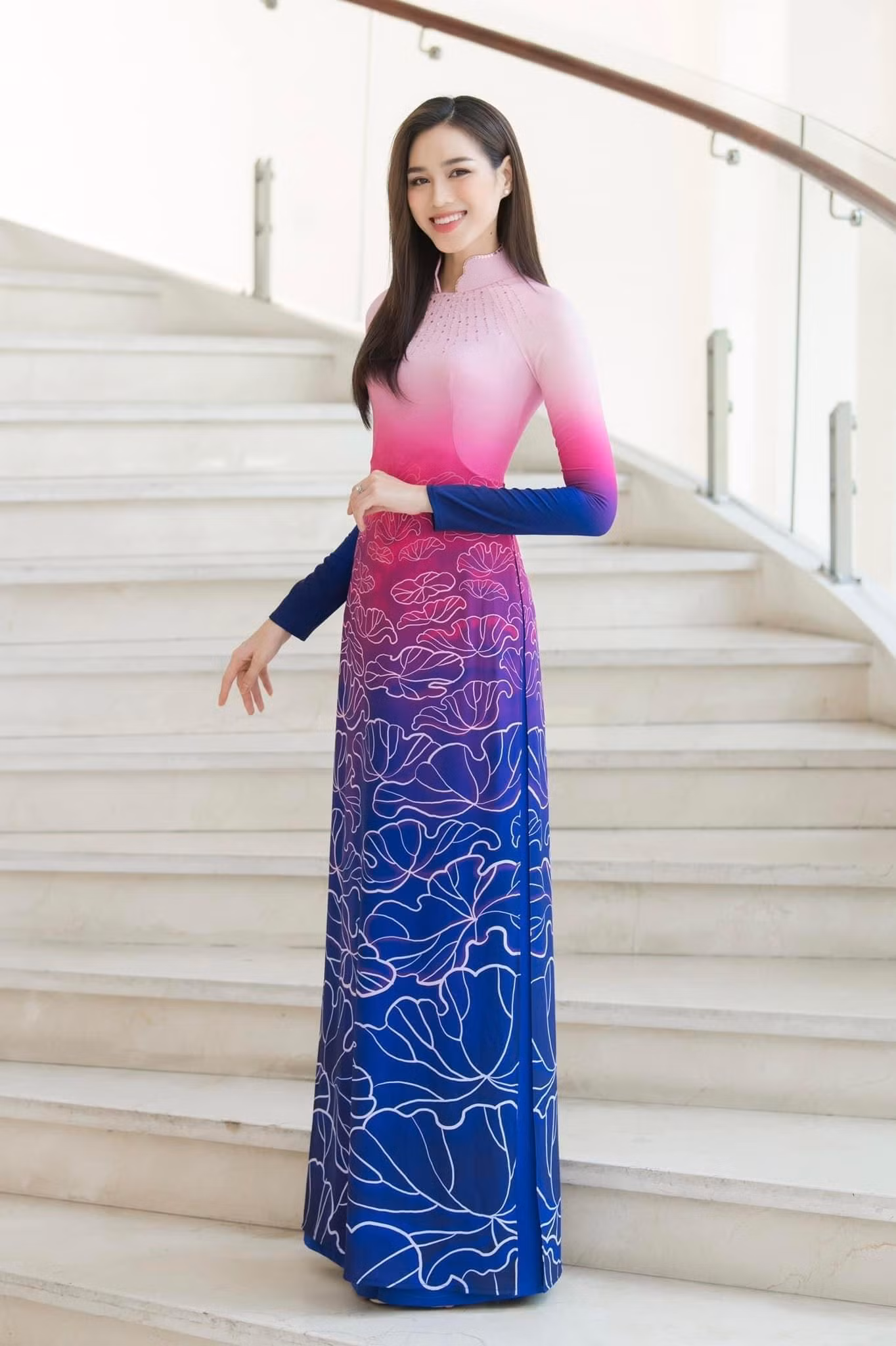 Đỗ Thị Hà diện bộ áo dài được lấy cảm hứng từ bông hoa sen với tông màu hồng ở phần thân trên kết hợp ăn ý với màu xanh ở dưới tạo hiệu ứng đầm sen bát ngát.