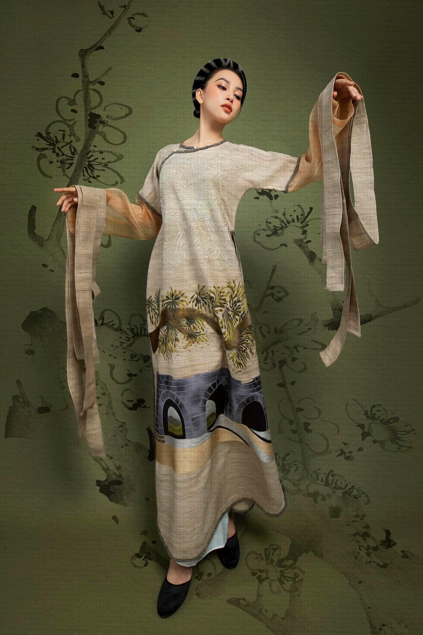 Hoa hậu Tiểu Vy tạo dáng uyển chuyển trong các thiết kế phom suông mềm mại, kết hợp các kiểu khăn choàng dệt thủ công. Hoa hậu Tiểu Vy tạo dáng uyển chuyển trong các thiết kế phom suông mềm mại, kết hợp các kiểu khăn choàng dệt thủ công.