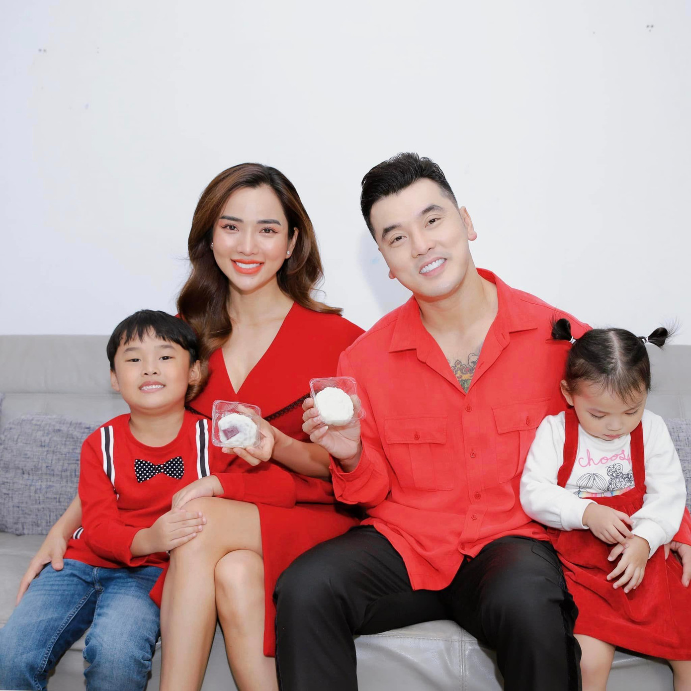 Ưng Hoàng Phúc tự hào khoe thành quả của hai thiên thần nhỏ.