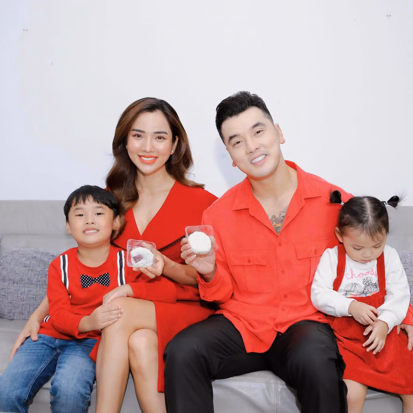 Ưng Hoàng Phúc tự hào khoe thành quả của hai thiên thần nhỏ. Ưng Hoàng Phúc tự hào khoe thành quả của hai thiên thần nhỏ.