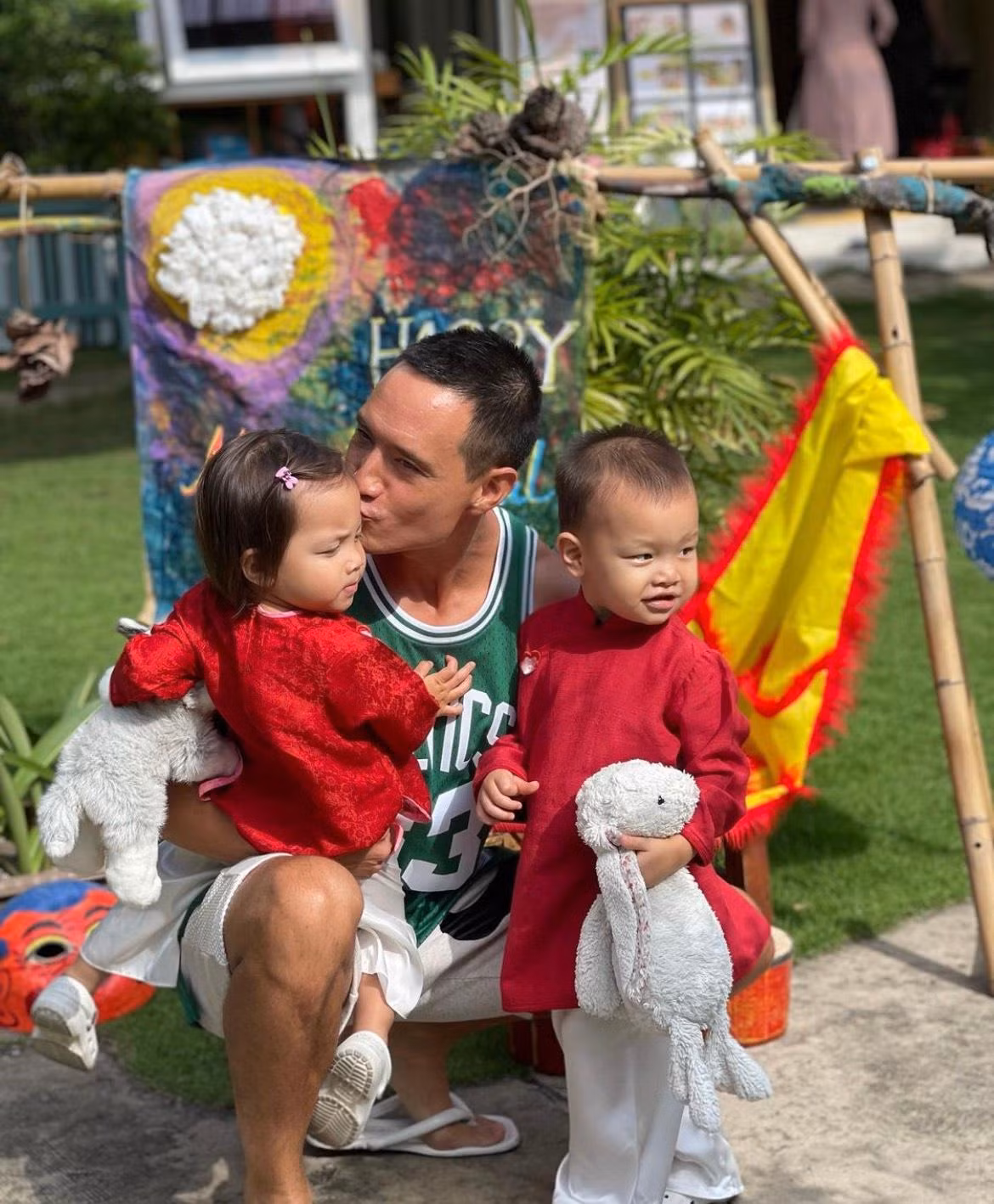 Lisa - Leon diện áo dài đỏ trong dịp Trung Thu. Lisa - Leon diện áo dài đỏ trong dịp Trung Thu.