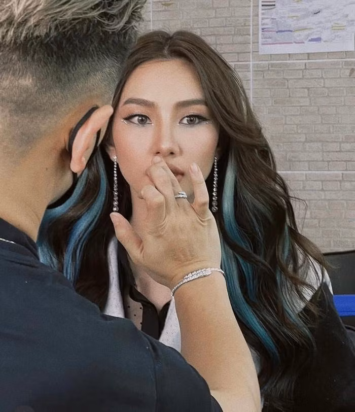 Netizen khuyên nàng hậu nên debut bởi nhan sắc chẳng kém cạnh các idol. Netizen khuyên nàng hậu nên debut bởi nhan sắc chẳng kém cạnh các idol.